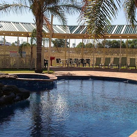 Pines Country Club Motor Inn シェパートン エクステリア 写真