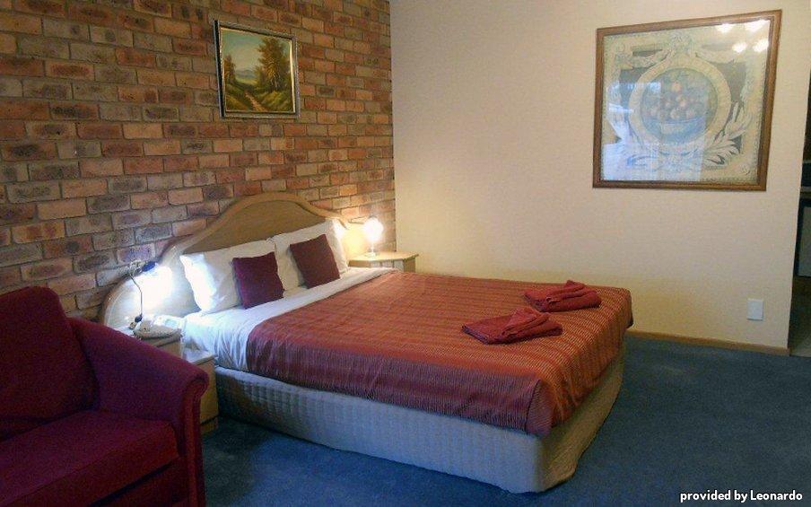 Pines Country Club Motor Inn シェパートン エクステリア 写真