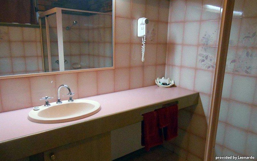 Pines Country Club Motor Inn シェパートン エクステリア 写真