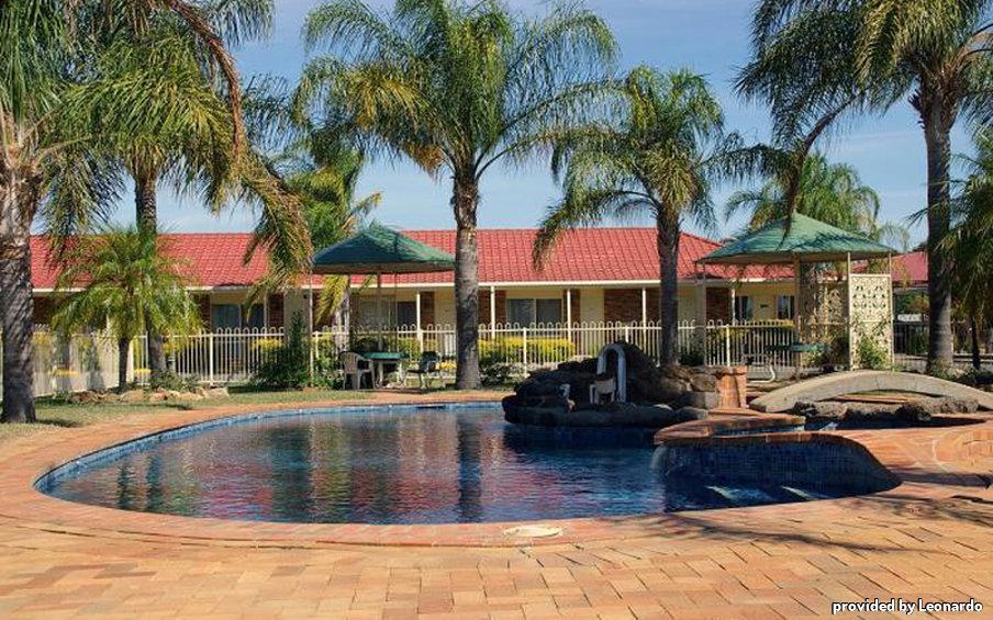 Pines Country Club Motor Inn シェパートン エクステリア 写真