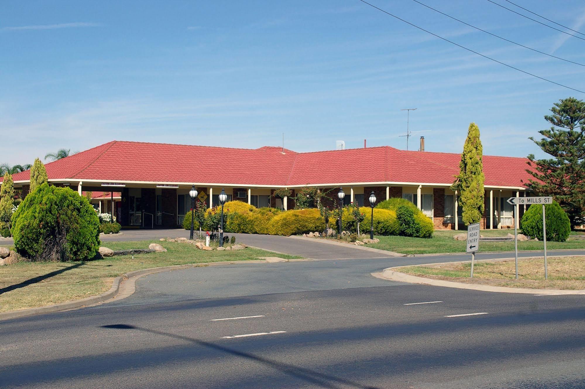 Pines Country Club Motor Inn シェパートン エクステリア 写真