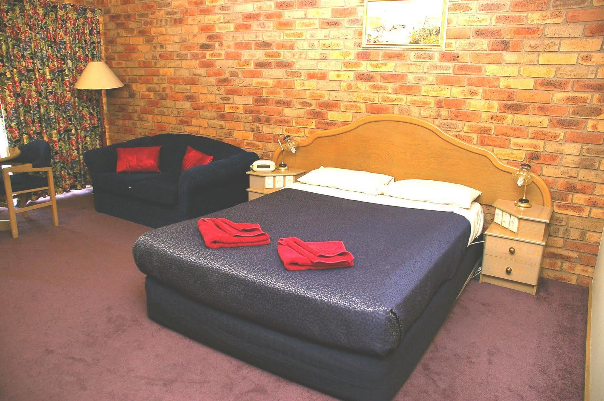 Pines Country Club Motor Inn シェパートン エクステリア 写真