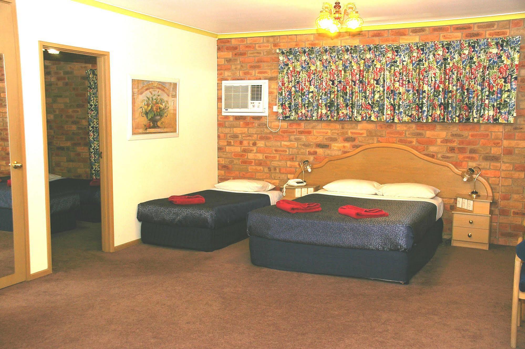 Pines Country Club Motor Inn シェパートン エクステリア 写真