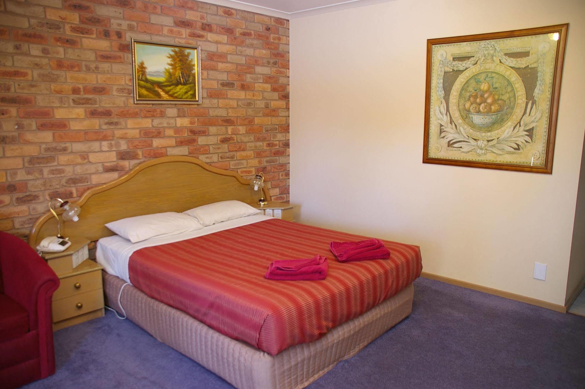 Pines Country Club Motor Inn シェパートン エクステリア 写真