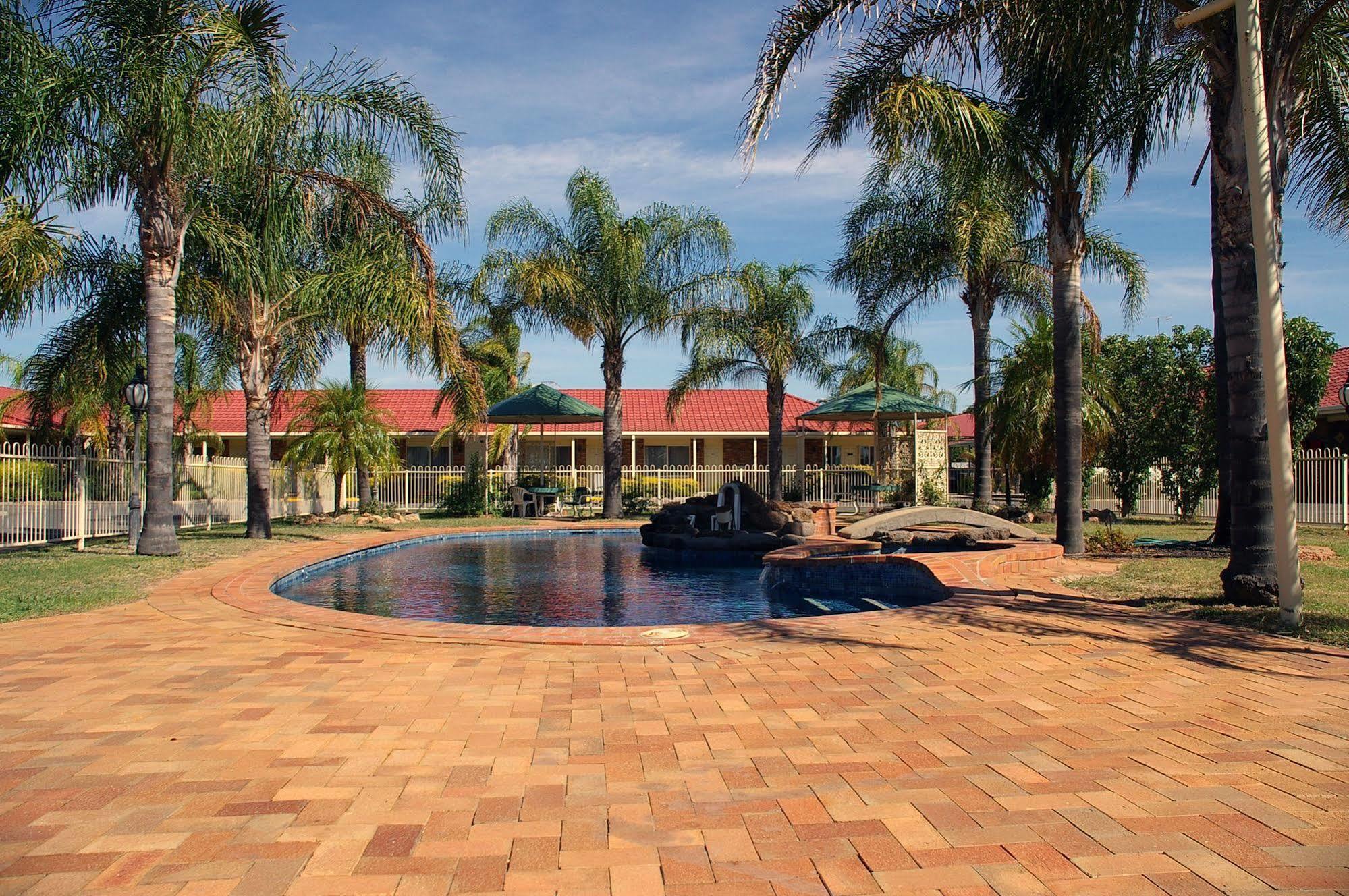 Pines Country Club Motor Inn シェパートン エクステリア 写真