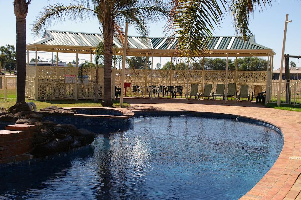 Pines Country Club Motor Inn シェパートン エクステリア 写真