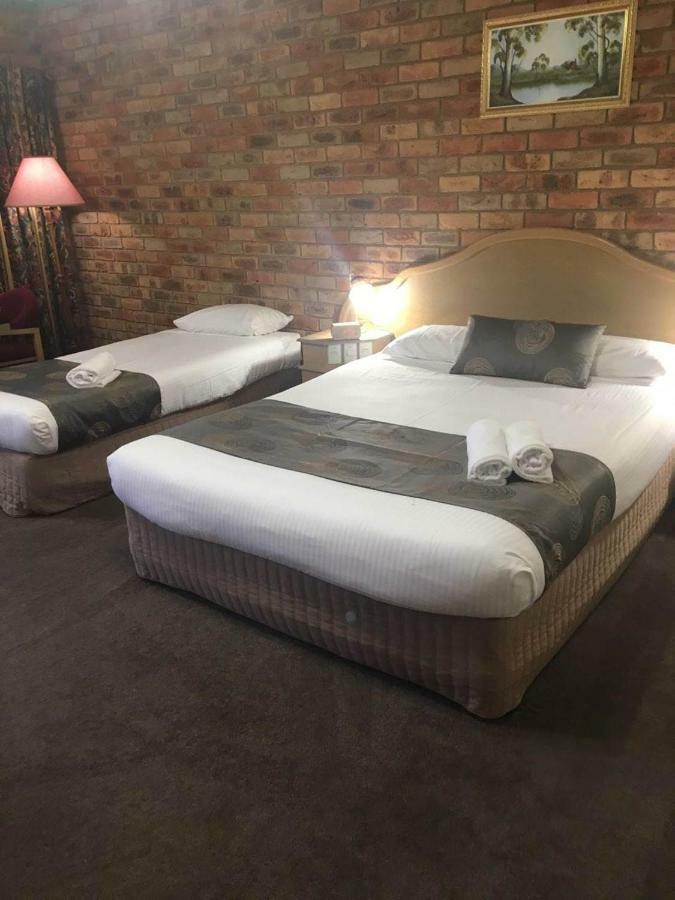 Pines Country Club Motor Inn シェパートン エクステリア 写真