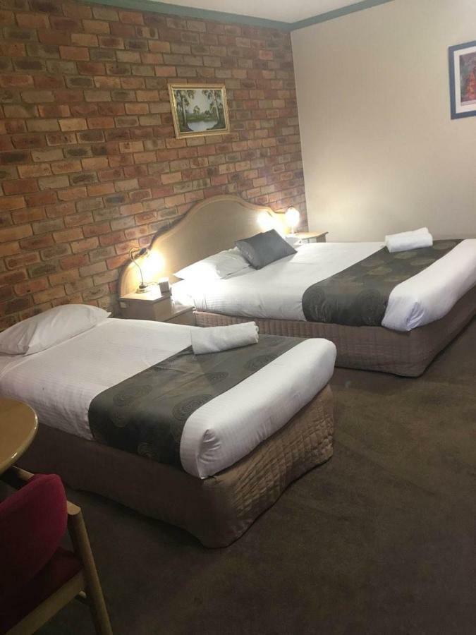 Pines Country Club Motor Inn シェパートン エクステリア 写真