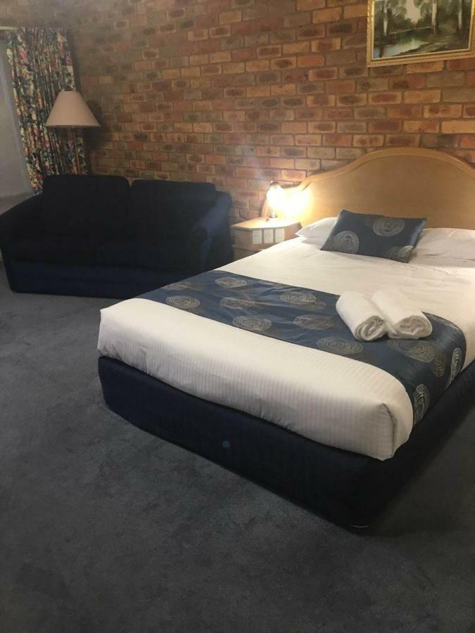Pines Country Club Motor Inn シェパートン エクステリア 写真